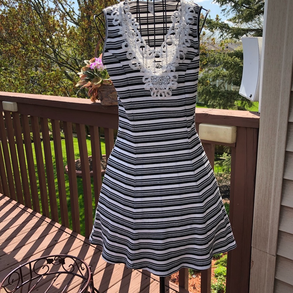 Black/white sleeveless dress, lace neckline.